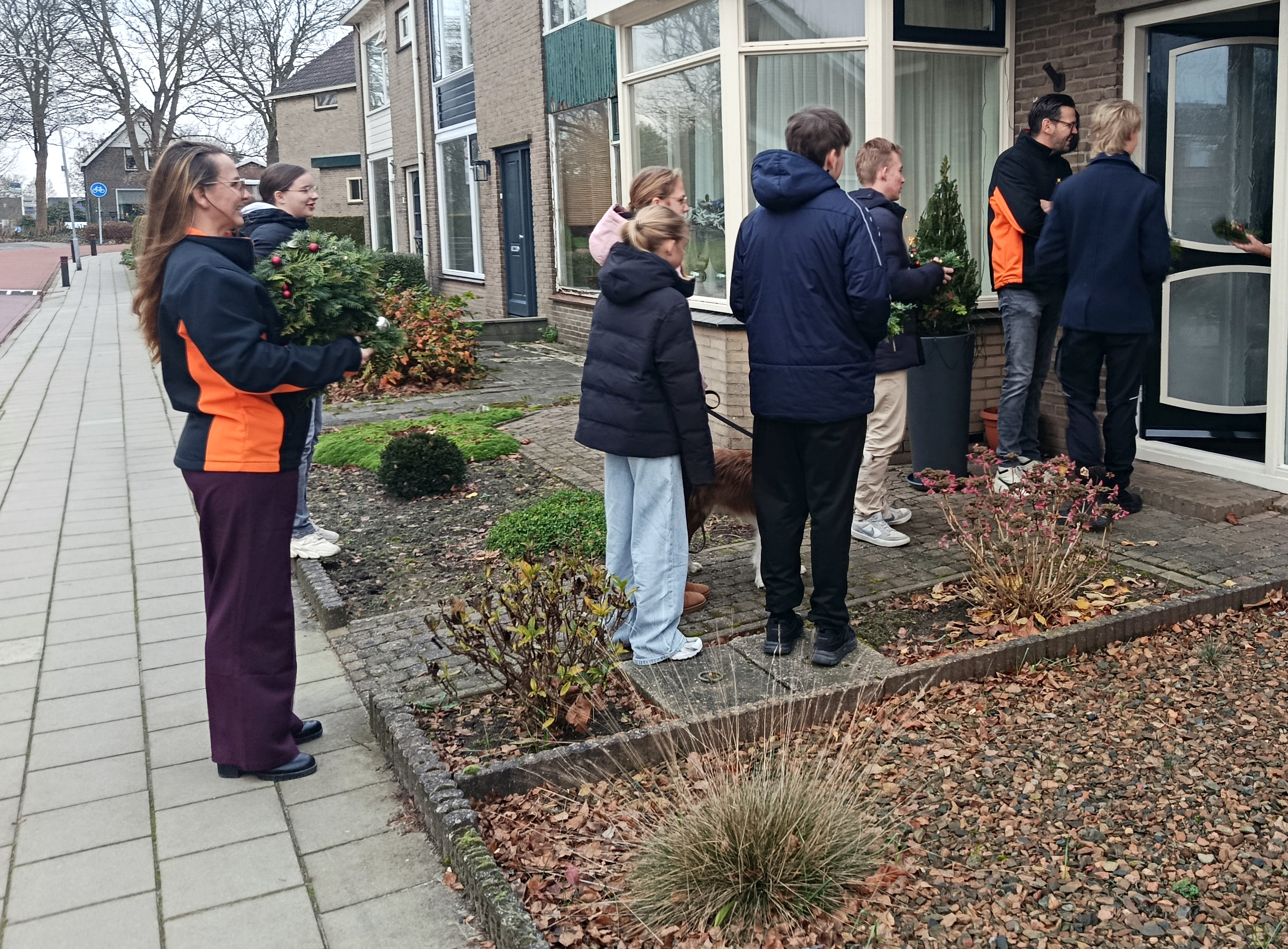 grootebroek kerstkransen uitdelen.jpg