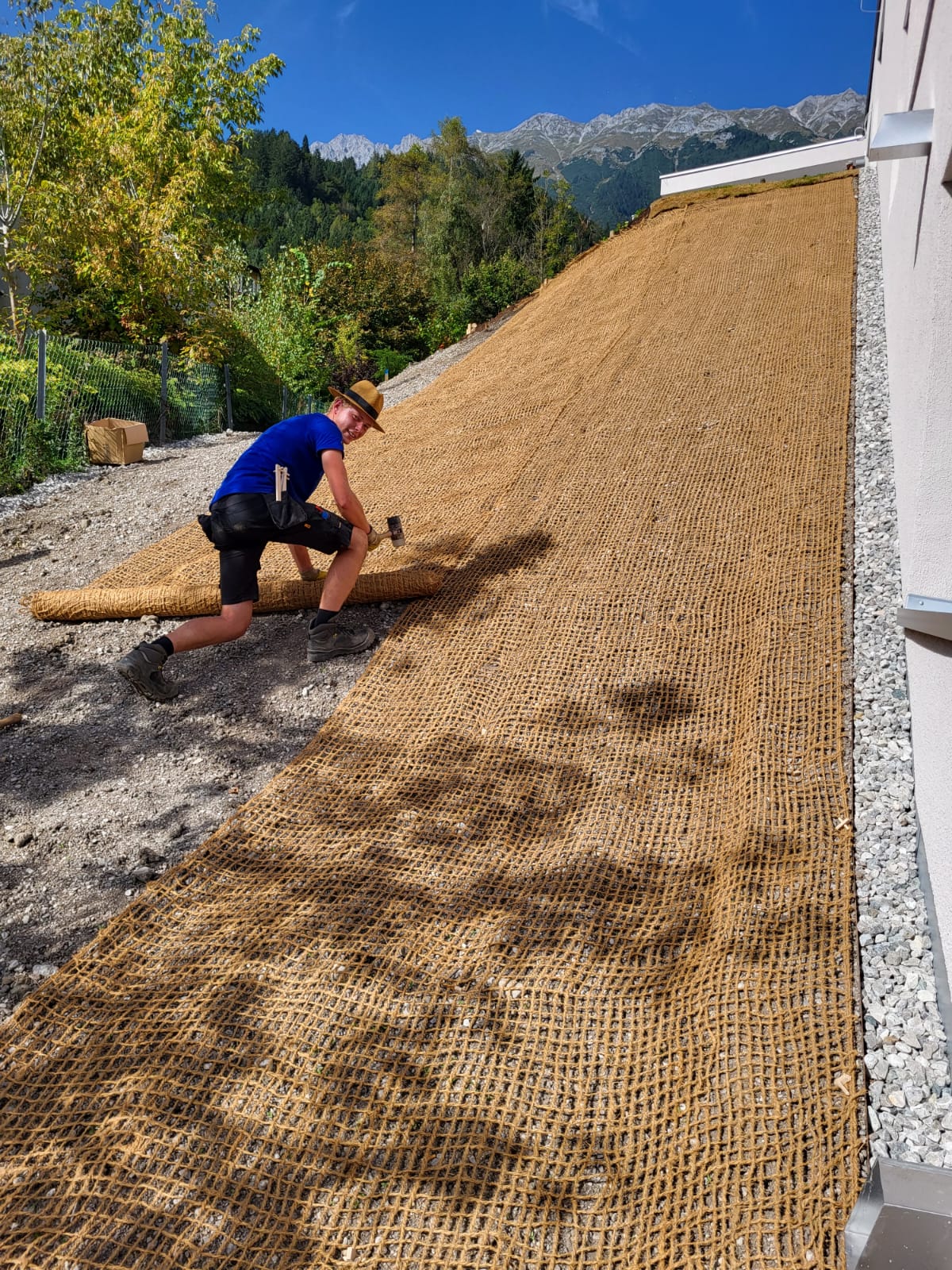 Thijmen werkt aan een schuine tuin