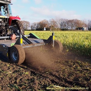 Trekker ploegt de grond 