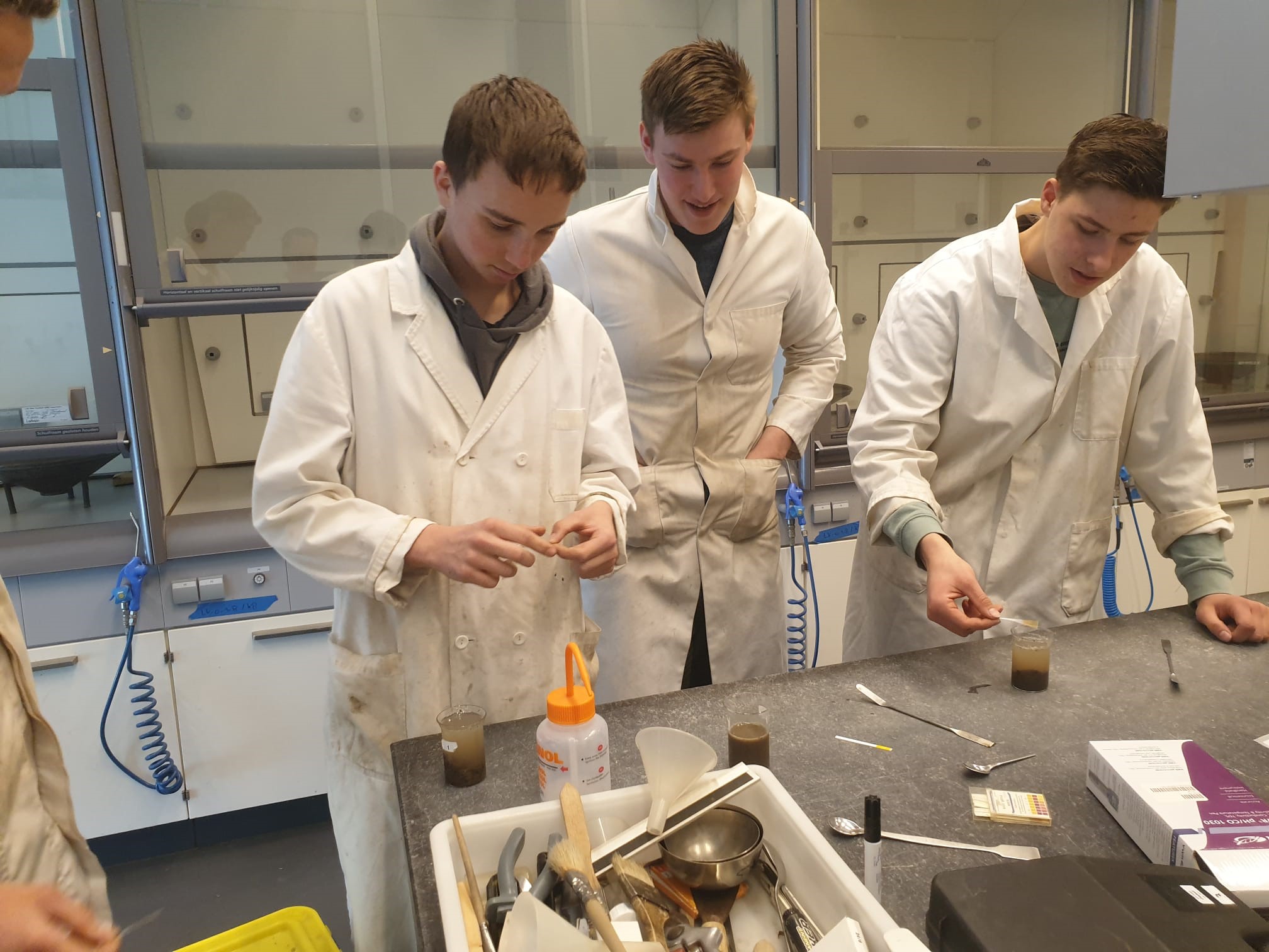 Leerlingen bezig in een lab
