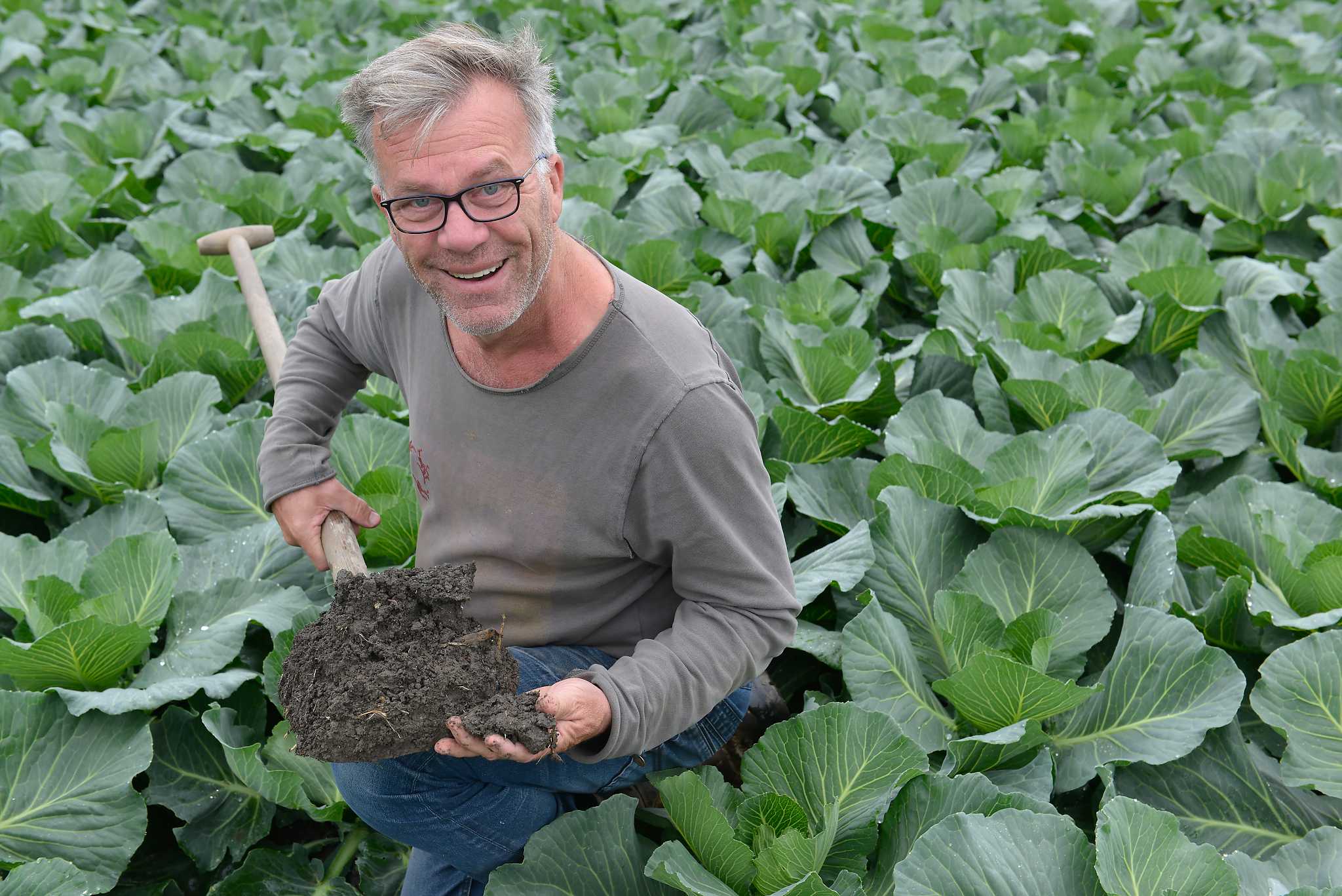 Peter Appelman toont met trots de biodiverse bodem.