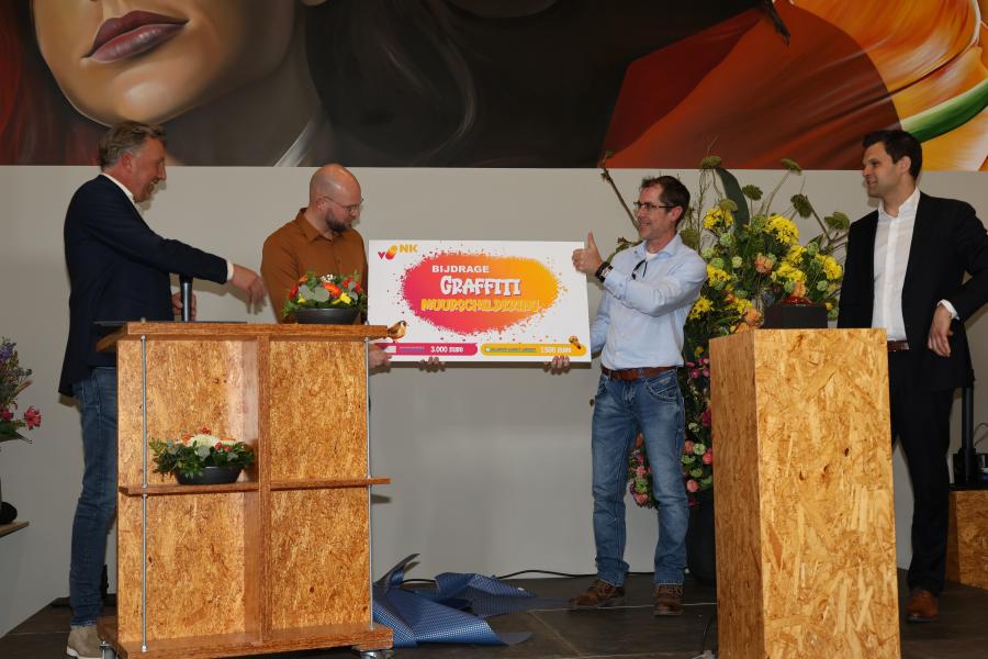 Overhandiging cheque Vonk Hoorn