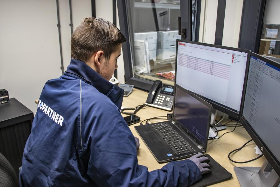 stagiair achter computer 