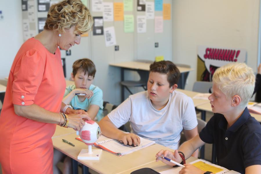 Alkmaar leerlingen in de klas met lerares