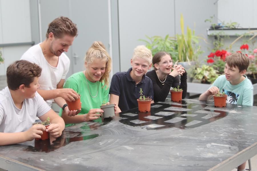 Alkmaar leerlingen aan het werk in het biologielokaal met leraar
