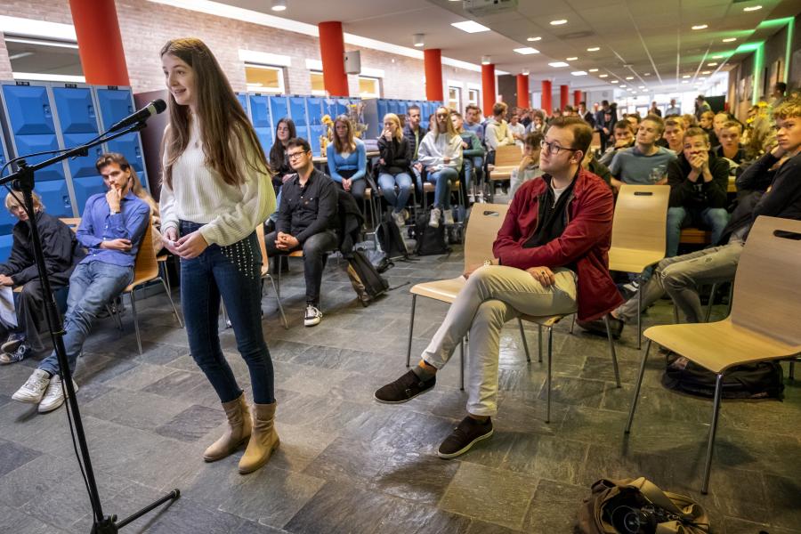 leerlingen stellen vragen aan caroline van der plas