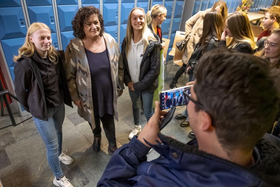 carolien van der plas maakt foto met leerlingen