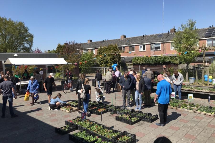 Grootebroek locatie Vonk schoolplein met leerlingen