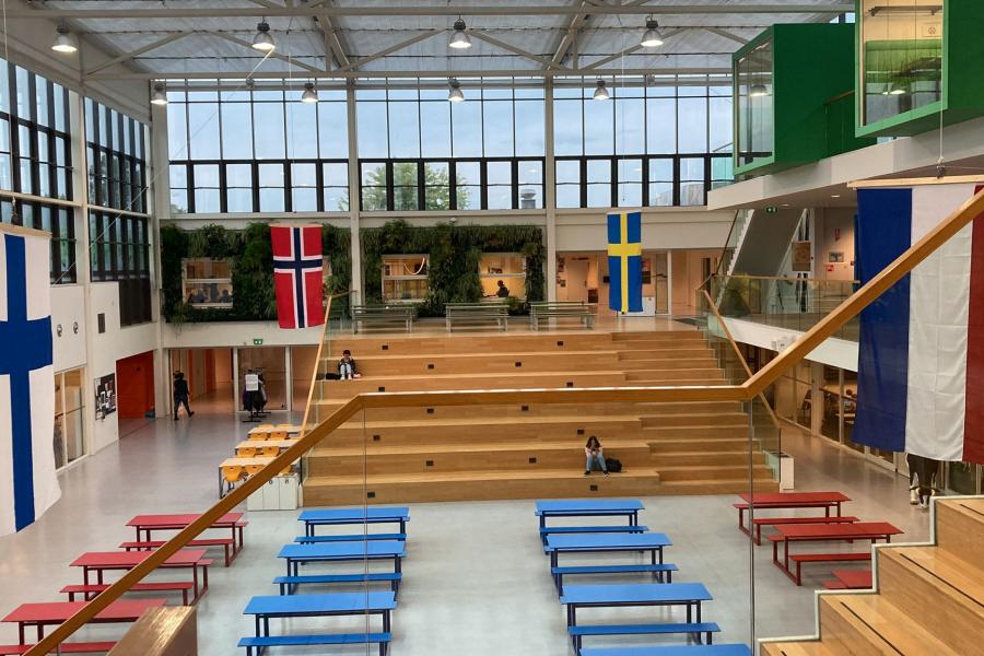 Foto atrium Vonk Alkmaar met vlaggen Amoove21