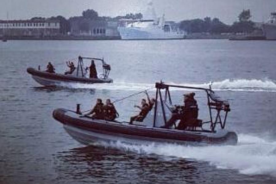 studenten op snelle motorboot 