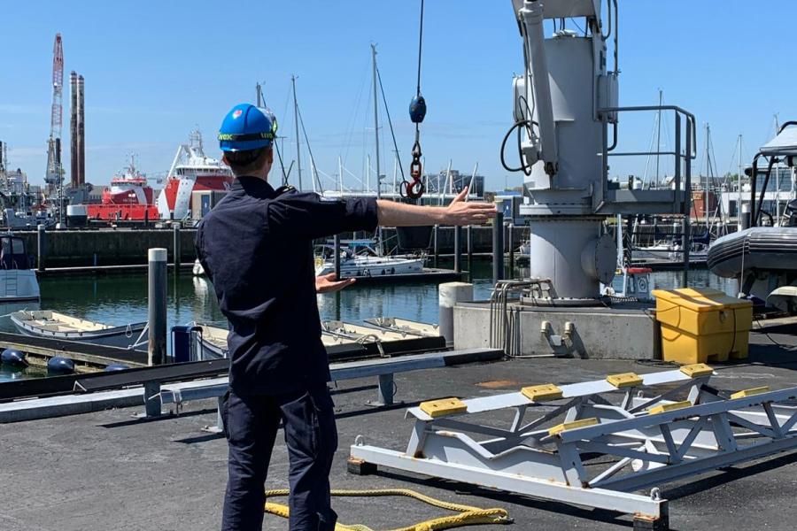 student wijst dingen aan op schip 