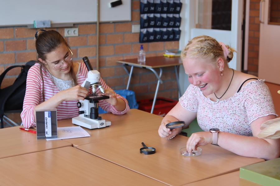 Vonk Schagen biologie leerlingen aan het werk