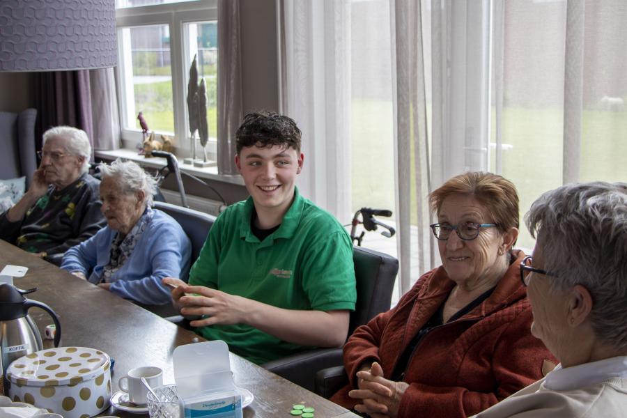 stagiair gezellig met bewoners 