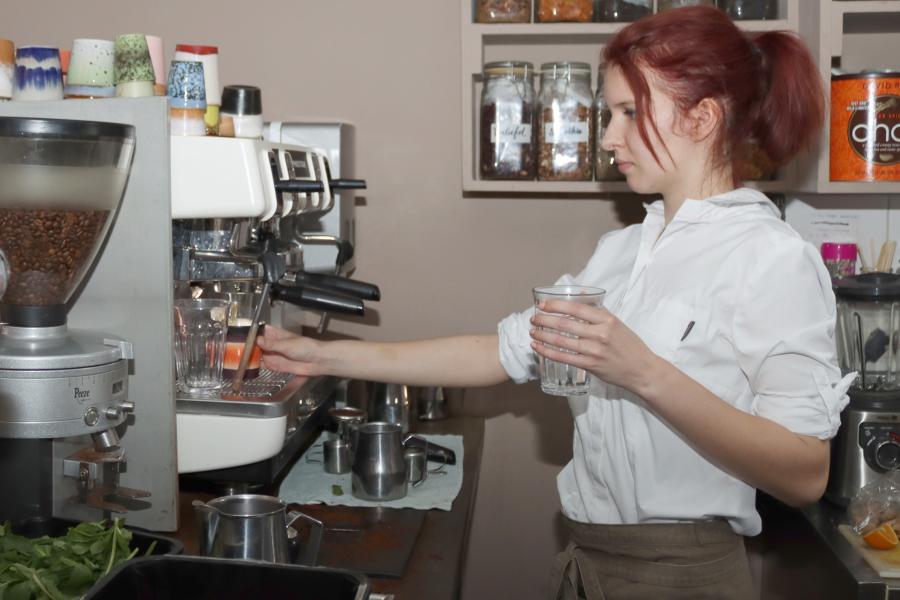 stagiaire zet koffie 