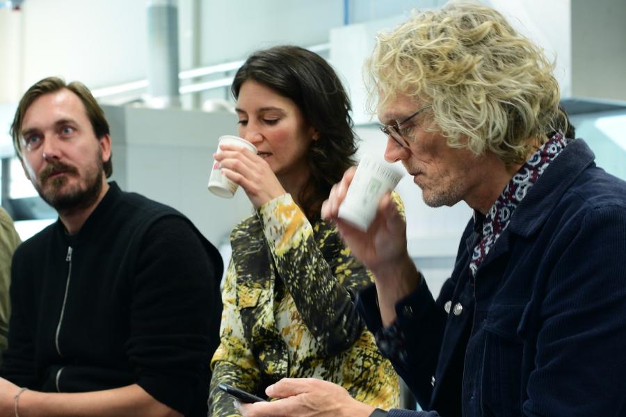 Kefir in de mix met kruidenthee het drinken wordt gedronken