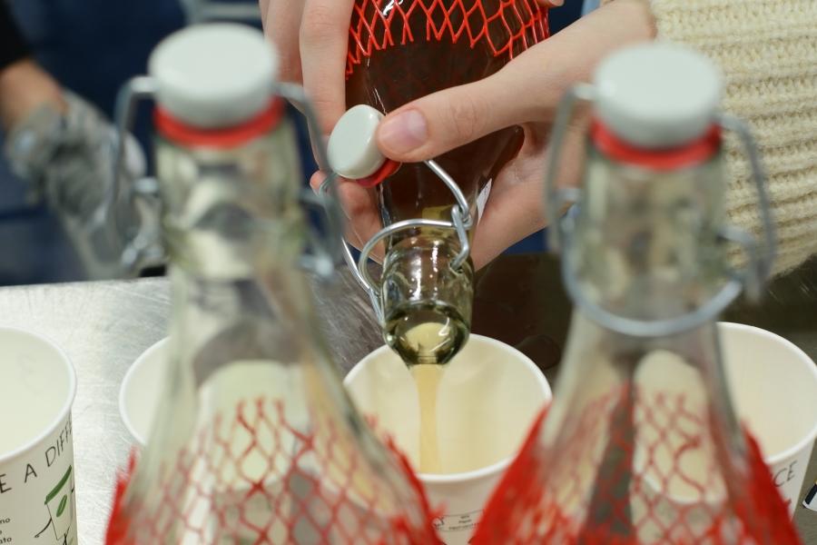 Kefir in de mix met kruidenthee het drinken