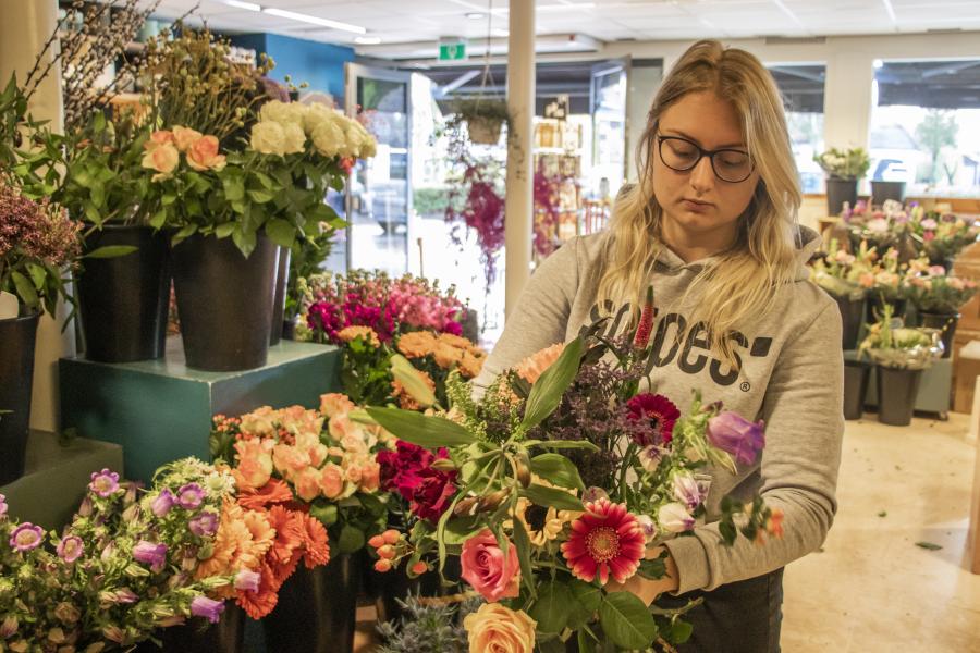 Stagiair maakt bloemen boeket