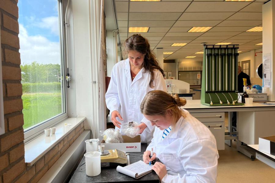Studenten Aeres Hogeschool bodemonderzoek boer Wennekers - Biodivers Perspectief