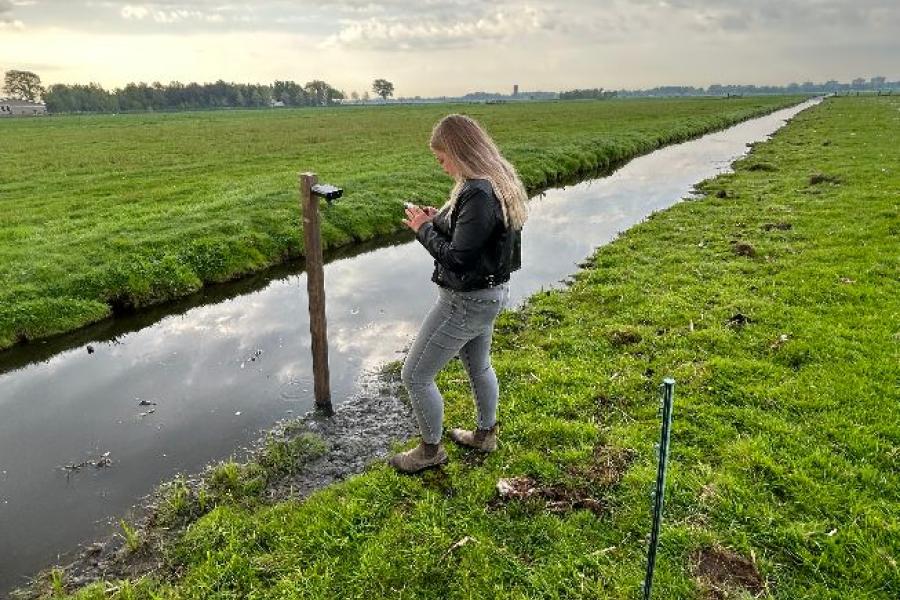 Studenten Aeres Hogeschool nemen monsters af voor bodemonderzoek bij demoleerbedrijf Biodivers Perspectief