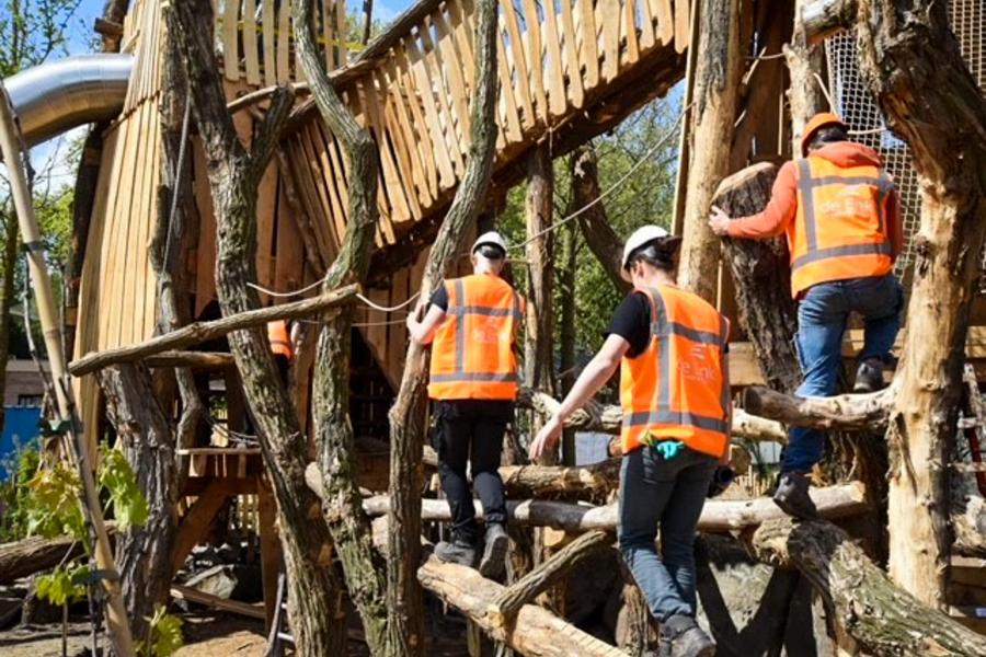 Studenten TPL Vonk in Artis - leeuwenverblijf