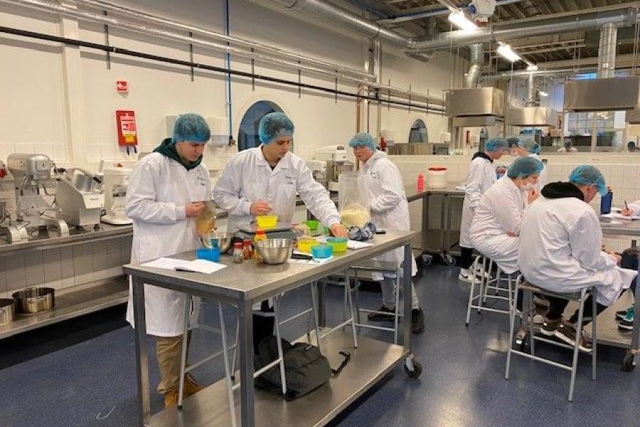 Studenten werken aan Foodbar