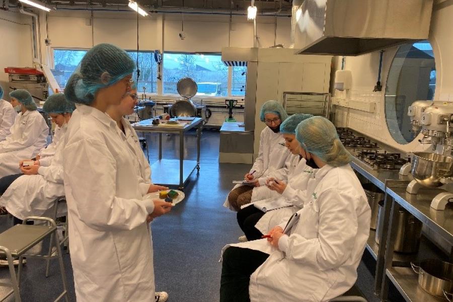 Vonk studenten presenteren Foodbar aan jury