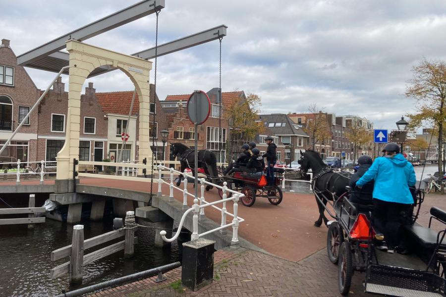 Studenten Amoove21 rijden over de brug