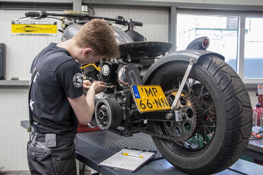 stagiair sleutelt aan motor