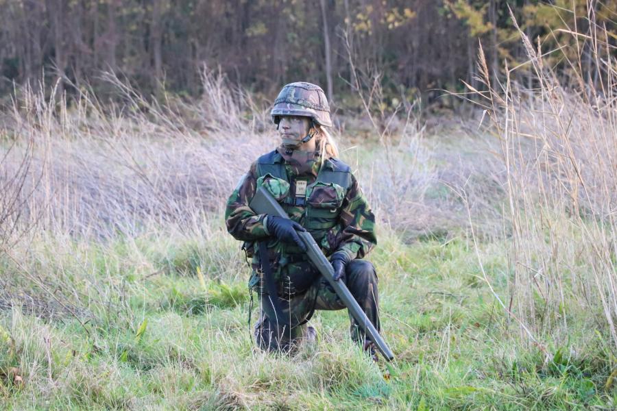 studenten vermomd tussen gras