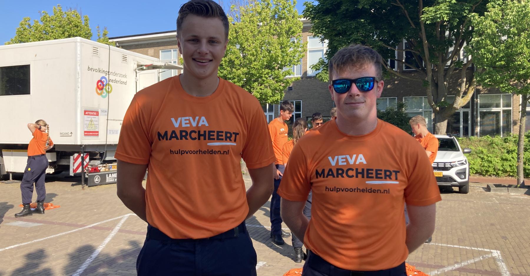 Veva marcheert