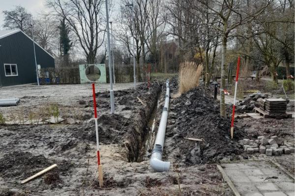 Studenten Vonk pakken wateroverlast schooltuin aan