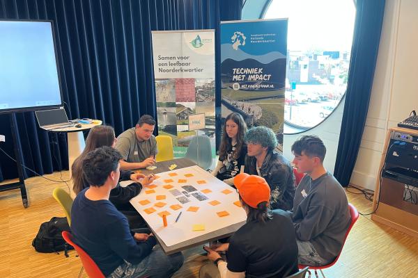 Studenten in overleg tijdens de hackathon
