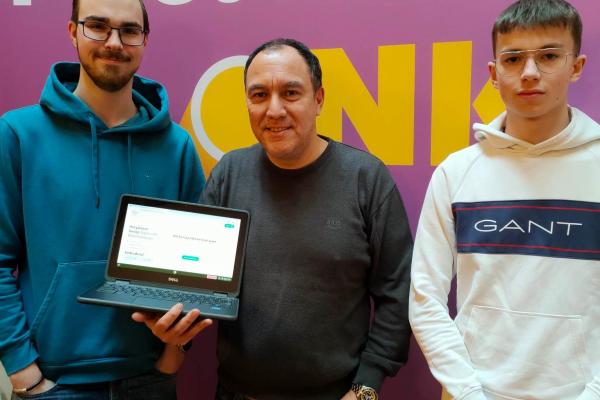 Studenten en docent ICT Vonk app Op Kop