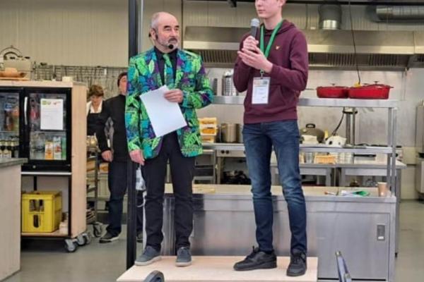 Thijmen, mbo ambassadeur Vonk, spreekt op de Groendag in Hem