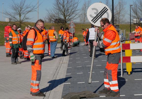 Deelnemers van NH Connect die afgelopen jaar de module Veilig werken langs de weg hebben gevolgd.