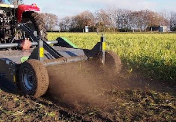 Trekker ploegt de grond 