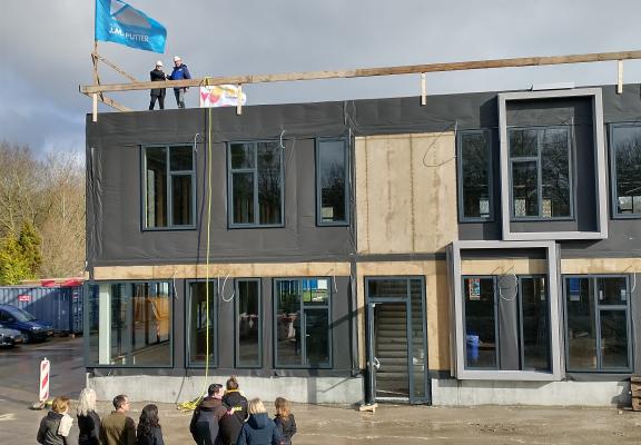 Directeur Vonk met aannemer op hoogste punt