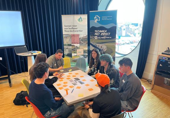Studenten in overleg tijdens de hackathon