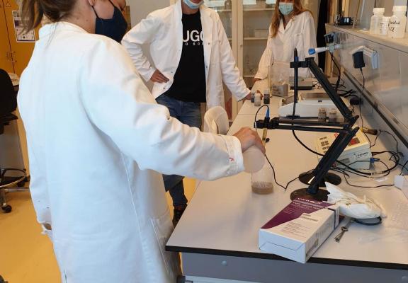 Leerlingen zijn bezig in een lab 