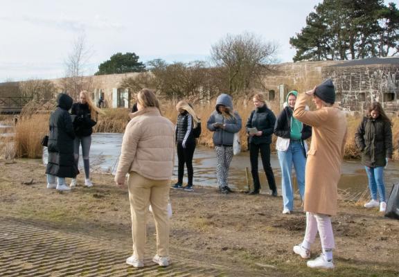 Studenten staan buiten 