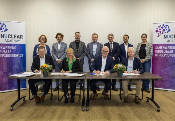 Vonk ondertekent intentieverklaring samenwerking mbo-onderwijs en nucleaire sector