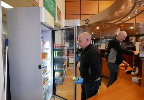 concierge opent kast