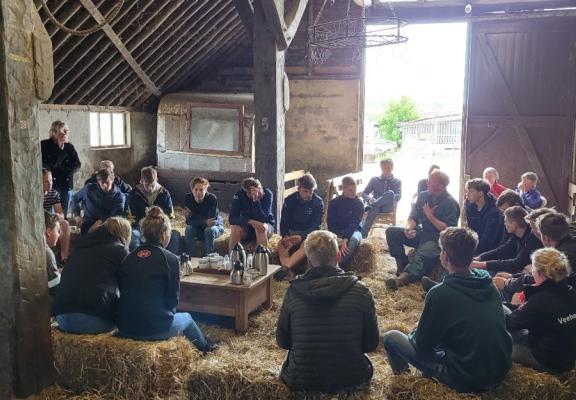 Studenten Melkveehouderij op excursie