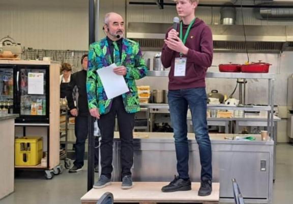 Thijmen, mbo ambassadeur Vonk, spreekt op de Groendag in Hem