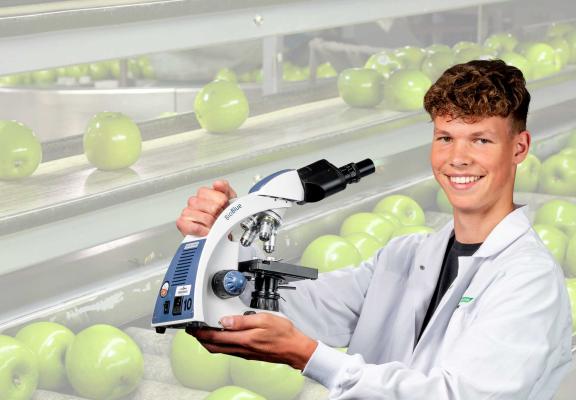 Voeding en kwaliteit onderwijs Vonk leerling met microscoop