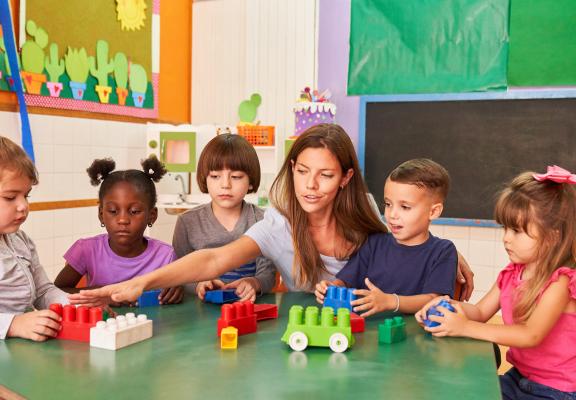 Pedagogisch medewerker bezig met kinderen 