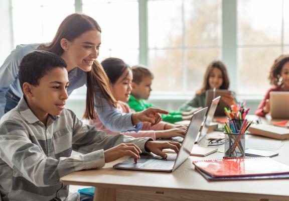 Onderwijsassistent bezig met kinderen