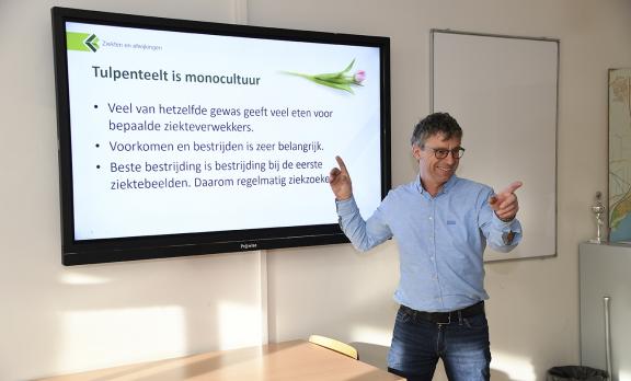 Vonk leraar Ard Kroon geeft uitleg op digibord, groen onderwijs